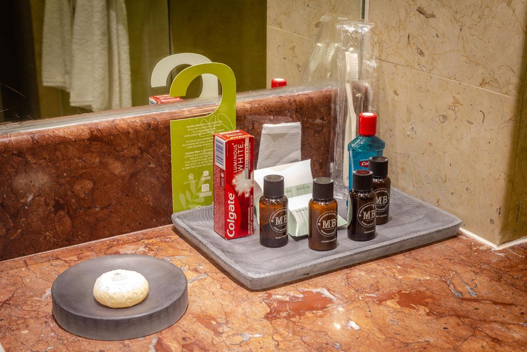 Camino Real Pedregal Mexico Hotel Buitenkant foto A bathroom tray with amenities